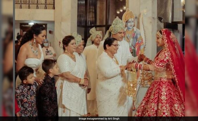 Arti Singh Shares Famjam Pics With Brother Krushna Abhishek, Sister-In-Law Kashmera Shah From Her Wedding
