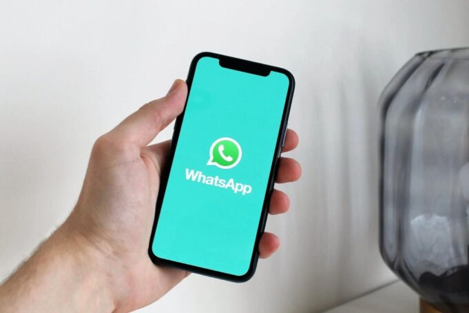 WhatsApp Default Theme Feature Spotted in Development on Latest Beta Version