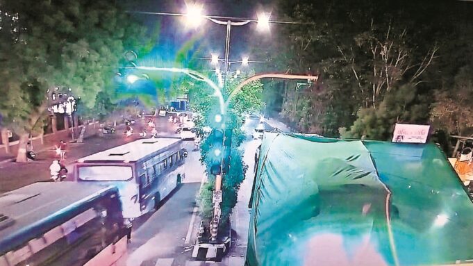 Vadodara bike rider, Vadodara bike rider injury, bus rammed a green shade, Akota Dandia Bazar signal, Vadodara Traffic Police, Vadodara Traffic Police, indian expressnews