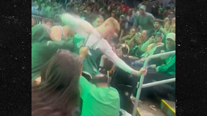 Boston Celtics অনুরাগীরা NBA ফাইনাল দেখার পার্টিতে লড়াই করছে

