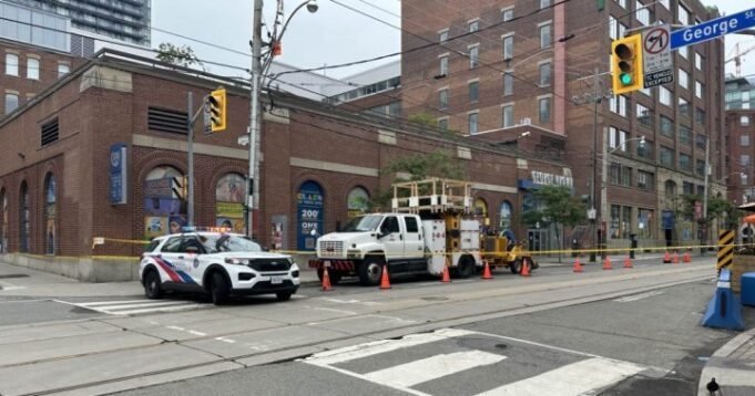 Downtown Toronto road remains closed after streetcar derailment - Toronto | Globalnews.ca

