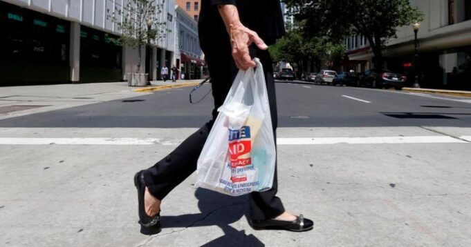 Edmonton paper and reusable bag fee increase takes effect July 1 - Edmonton | Globalnews.ca

