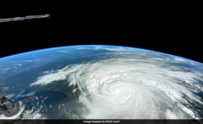 NASA স্যাটেলাইট ফটোগুলি আটলান্টিক মহাসাগরের একটি অংশকে হারিকেনের চোখ ঢেকে দেখায়


