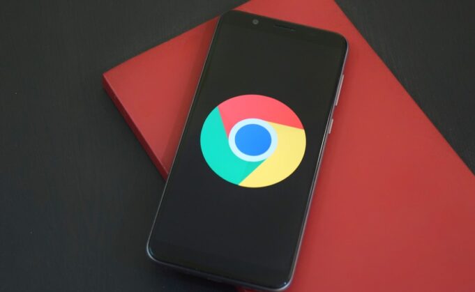 Google Reportedly Testing Auto Dark Mode for Websites on iPhone via Search Labs