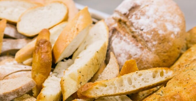 ​​​​​​​Study: A Functional Bread Fermented with Saccharomyces cerevisiae UFMG A-905 Prevents Allergic Asthma in Mice. Image Credit: Sunshine Seeds/Shutterstock.com