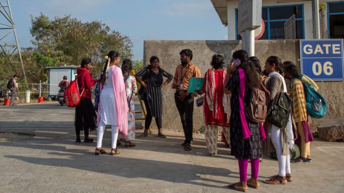 ফক্সকন 'পক্ষপাতিত্ব': শ্রম মন্ত্রক তামিলনাড়ুকে ভারতীয় আইফোন কারখানায় বিবাহিত মহিলাদের নিয়োগ না করার বিষয়ে 'বিস্তারিত প্রতিবেদন' সরবরাহ করতে বলেছে News Today

