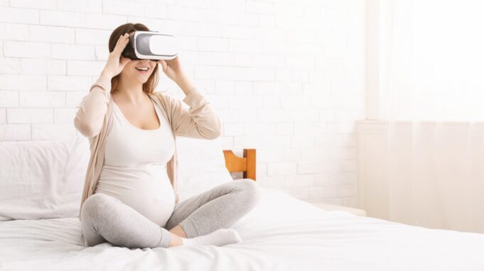 Study: ‘Giving birth on a beach’: Women’s experiences of using virtual reality in labor. Image Credit: Prostock-studio / Shutterstock.com