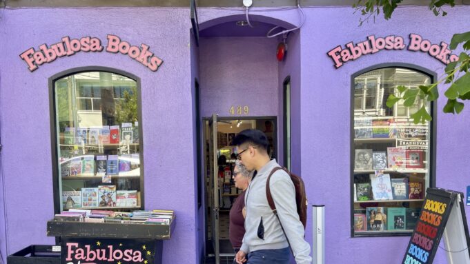 সান ফ্রান্সিসকোর একটি দোকান এমন জায়গায় LGBTQ+ বই পাঠাচ্ছে যেখানে তাদের বিক্রি নিষিদ্ধ

