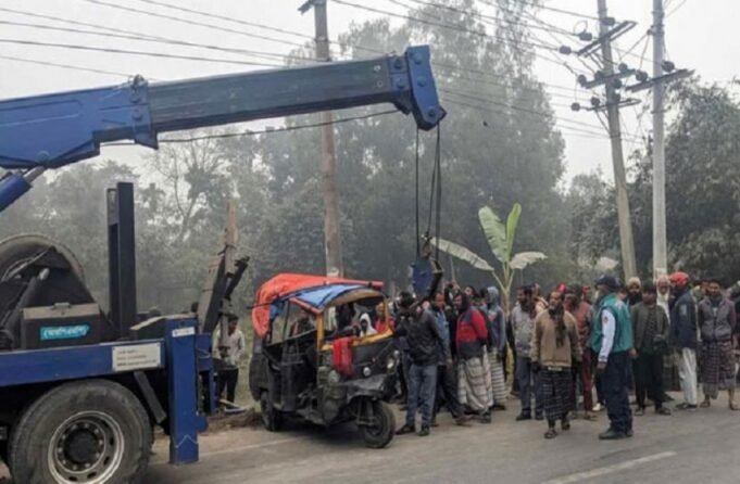 সড়ক দুর্ঘটনায় পাঁচ জন নিহত হয়েছেন

